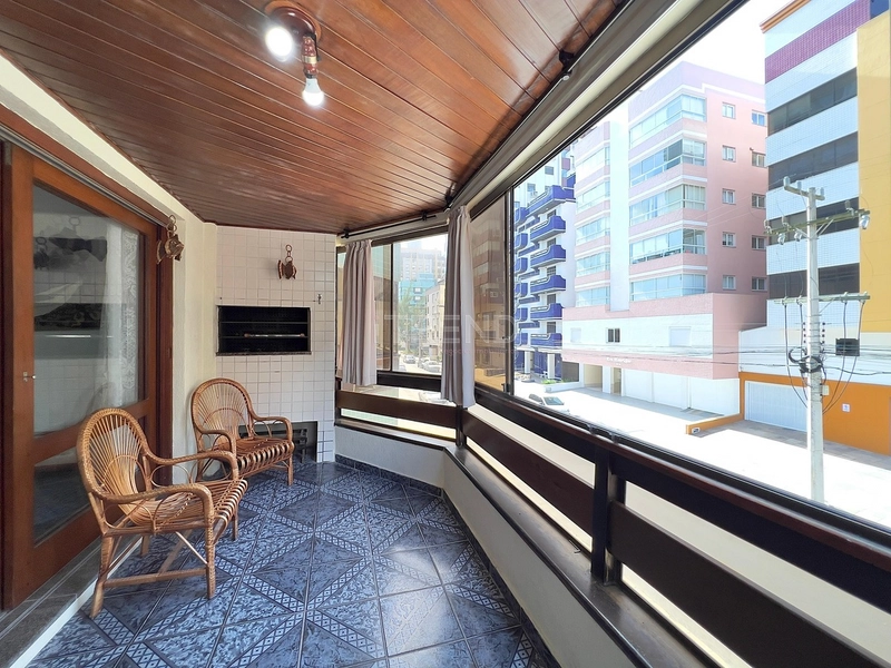 Apartamento de frente com sacada apenas 1 quadra do mar!: 1ª foto da galeria de imagens do imóvel