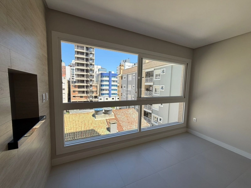 Prédio novo, com rooftop com vista para o mar