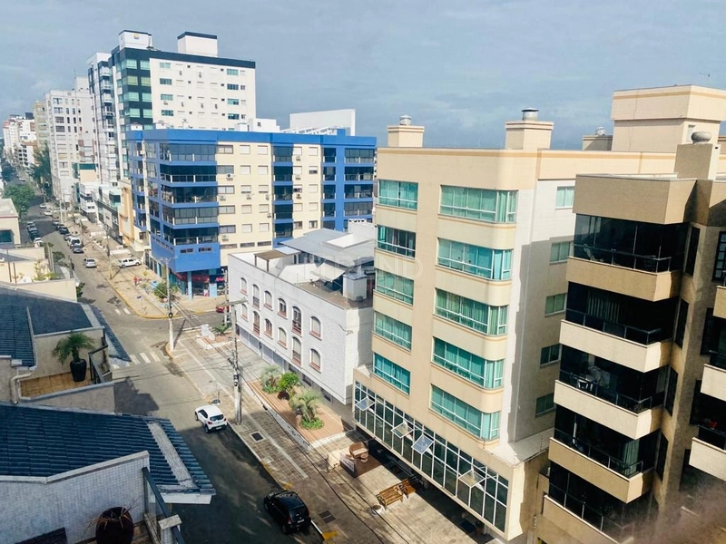 Apartamento de 1 dormitório com sacada de frente no centro