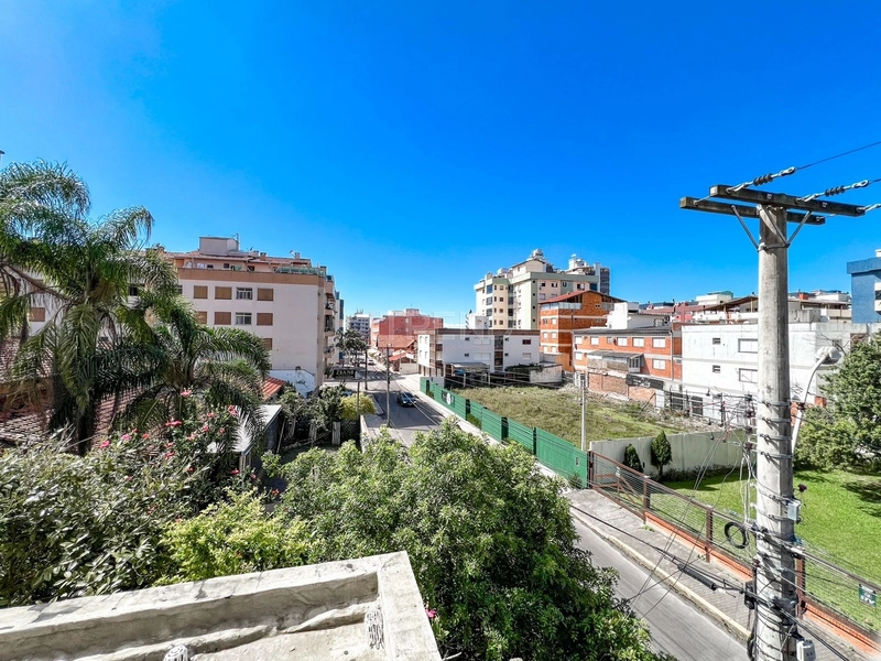 Ampla sacada de frente: 6ª foto da galeria de imagens do imóvel