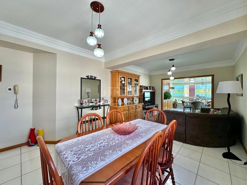 APARTAMENTO NO CORAÇÃO DA CIDADE, JUNTO AO MAR E COM SACADA AMPLA DE F: 6ª foto da galeria de imagens do imóvel