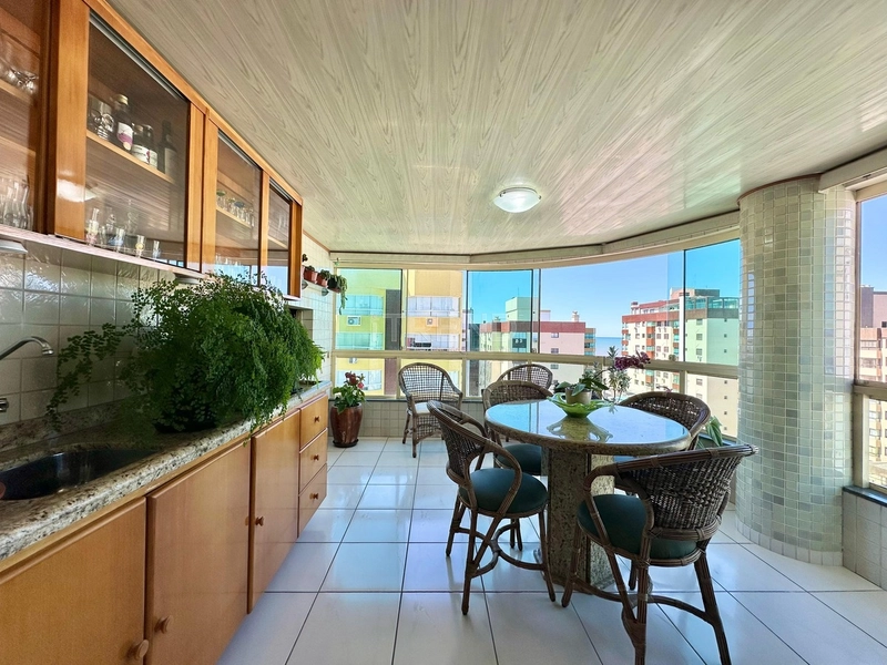 APARTAMENTO NO CORAÇÃO DA CIDADE, JUNTO AO MAR E COM SACADA AMPLA DE F: 3ª foto da galeria de imagens do imóvel