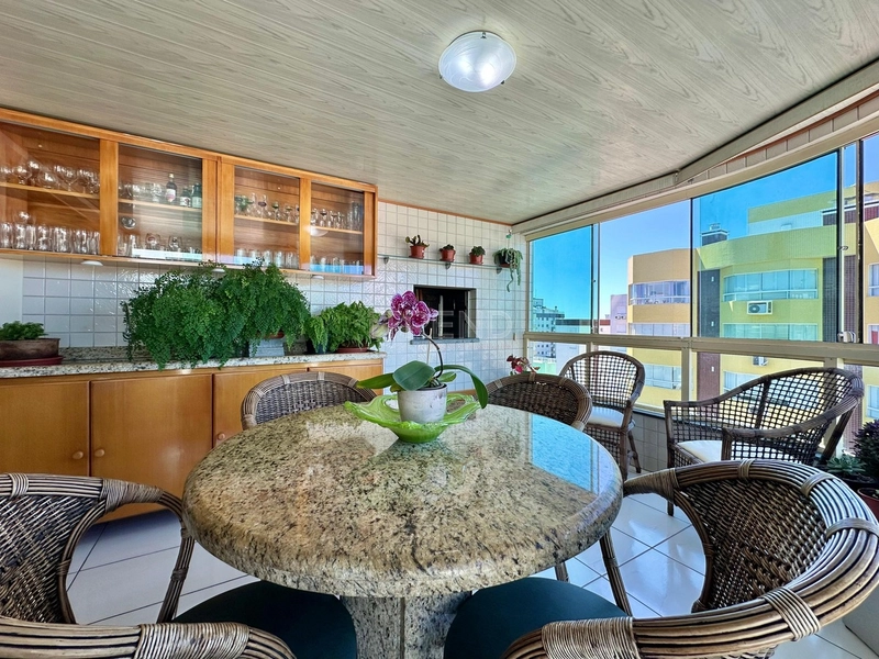 APARTAMENTO NO CORAÇÃO DA CIDADE, JUNTO AO MAR E COM SACADA AMPLA DE F: 11ª foto da galeria de imagens do imóvel