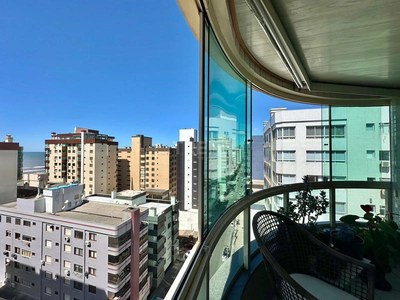APARTAMENTO NO CORAÇÃO DA CIDADE, JUNTO AO MAR E COM SACADA AMPLA DE F: 17ª foto da galeria de imagens do imóvel