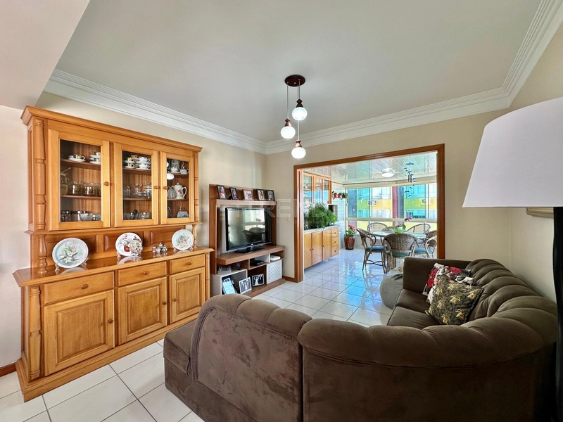 APARTAMENTO NO CORAÇÃO DA CIDADE, JUNTO AO MAR E COM SACADA AMPLA DE F: 4ª foto da galeria de imagens do imóvel