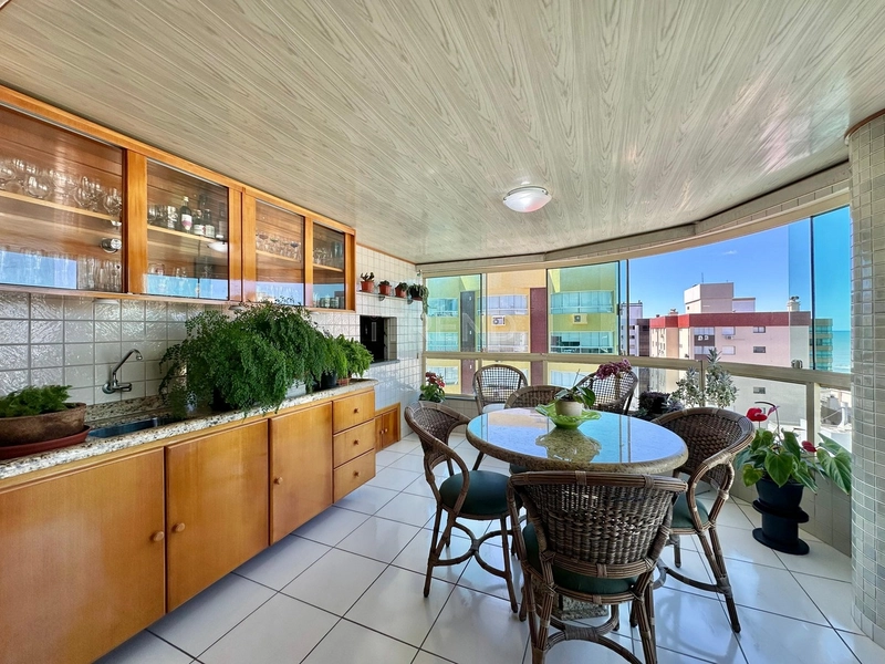 APARTAMENTO NO CORAÇÃO DA CIDADE, JUNTO AO MAR E COM SACADA AMPLA DE F: 12ª foto da galeria de imagens do imóvel