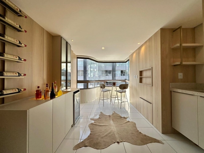 AMPLO APARTAMENTO
