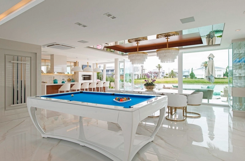 460m² privativos à beira do lago, na principal quadra do condomínio.