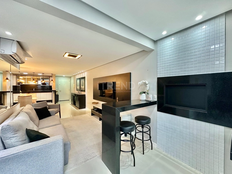 APARTAMENTO AMPLO FINAMENTE MOBILIADO E DECORADO: 3ª foto da galeria de imagens do imóvel