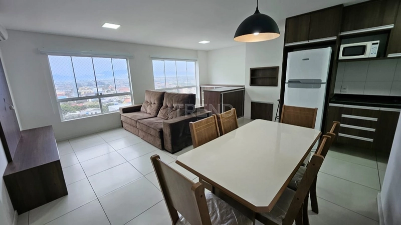 PRÉDIO DE ESQUINA NA AVENIDA CENTRAL