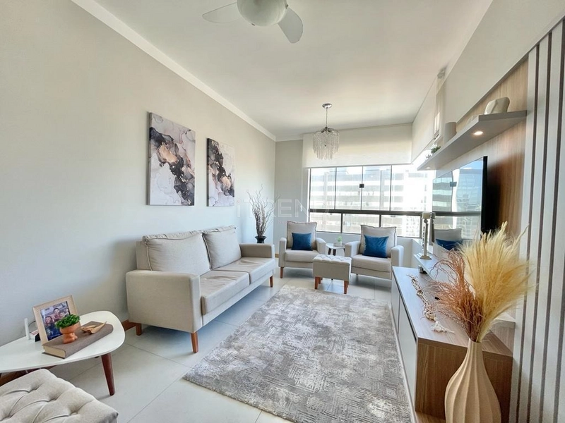 No Centro, andar alto, mobiliado e decorado: 1ª foto da galeria de imagens do imóvel