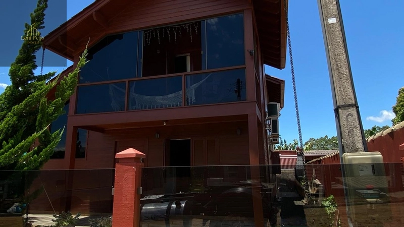 LINDA CASA DE MADEIRA COM PISCINA – TORRES/RS: 4ª foto da galeria de imagens do imóvel