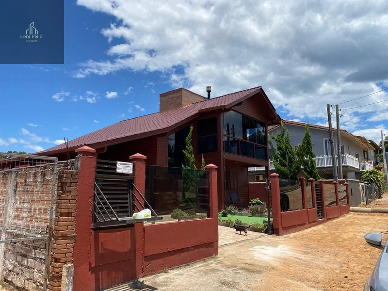 LINDA CASA DE MADEIRA COM PISCINA – TORRES/RS: 3ª foto da galeria de imagens do imóvel