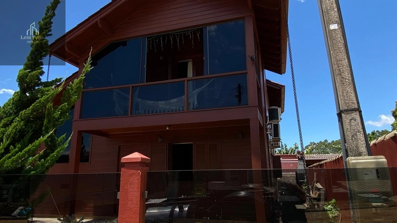 LINDA CASA DE MADEIRA COM PISCINA – TORRES/RS: 5ª foto da galeria de imagens do imóvel