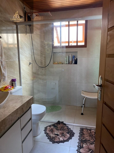 LINDA CASA DE MADEIRA COM PISCINA – TORRES/RS: 18ª foto da galeria de imagens do imóvel