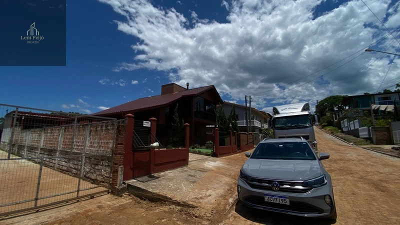 LINDA CASA DE MADEIRA COM PISCINA – TORRES/RS: 2ª foto da galeria de imagens do imóvel