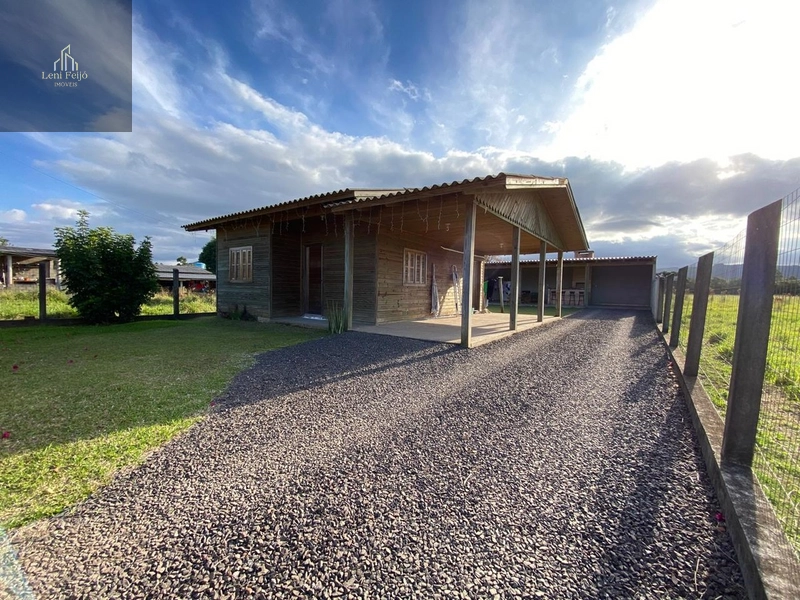 Casa com quiosque completo e pátio fechado