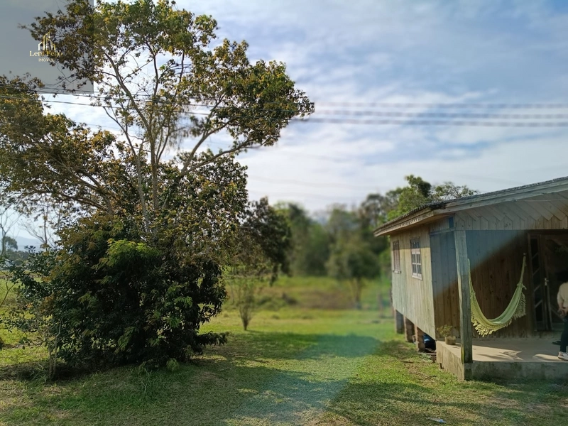 Casa de Madeira com 3 Dormitórios e Amplo Terreno no Bairro Olaria: 3ª foto da galeria de imagens do imóvel