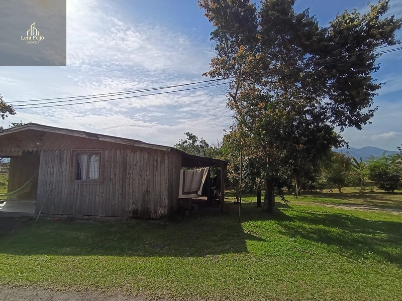 Casa de Madeira com 3 Dormitórios e Amplo Terreno no Bairro Olaria: 2ª foto da galeria de imagens do imóvel